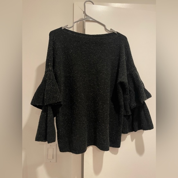 Black Flowy sleeve sweater with white neck opening - Picture 3 of 3